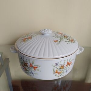 Vintage Oven to Table Porcelain 1.5 qt Covered‎ Casserole Dish.